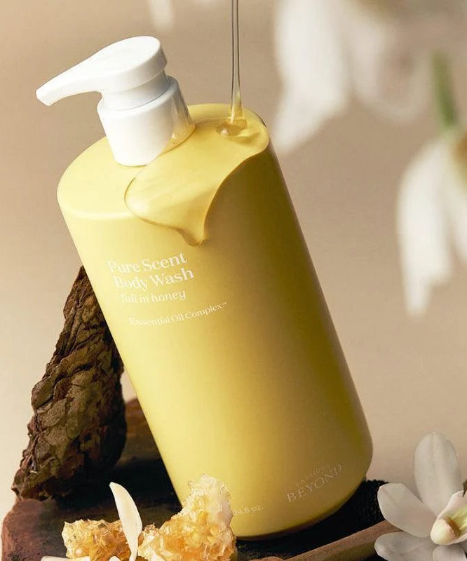 PASSON & BEYOND Pure Scent Full-in-Honey Boday Wash 700g, bouteille de gel douche miel, en salle de bain décorée.