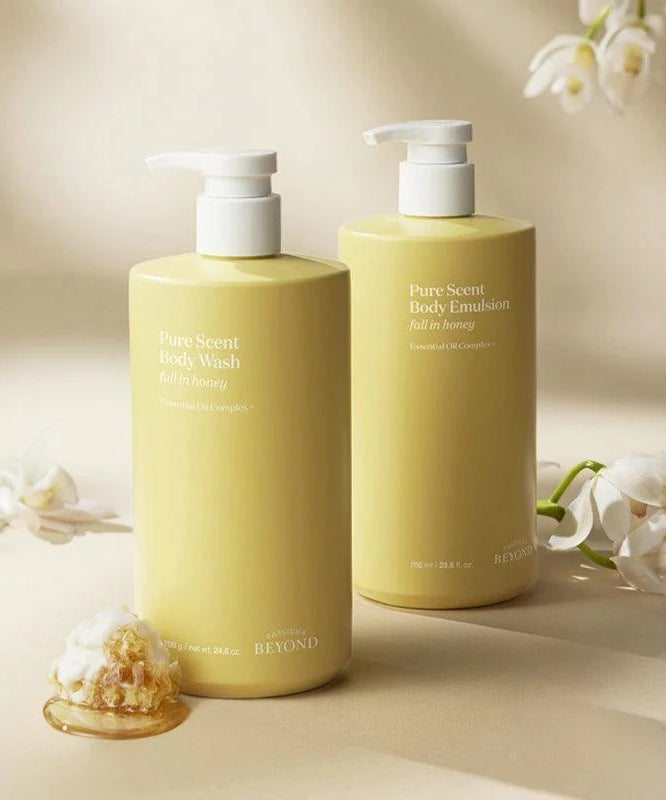 PASSON & BEYOND Pure Scent Full-in-Honey Boday Wash 700g, flacons dorés entourés de fleurs et miel en arrière-plan.