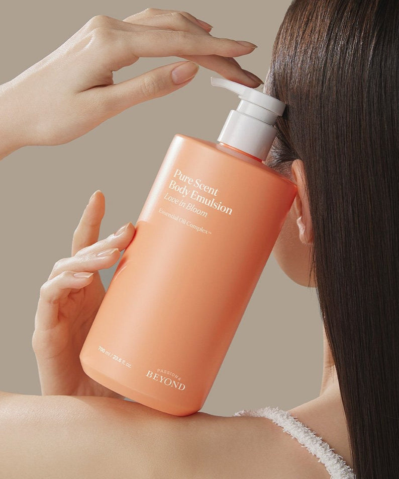 PASSON & BEYOND Pure Scet Love in Bloom Body Wash 700g, la marque sur flacon orange, femme s’applique dans salle de bain