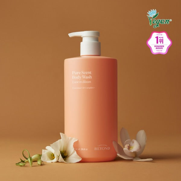 PASSON & BEYOND Pure Scet Love in Bloom Body Wash 700g, bouteille beige sur fond brun avec fleurs, style visuel produit