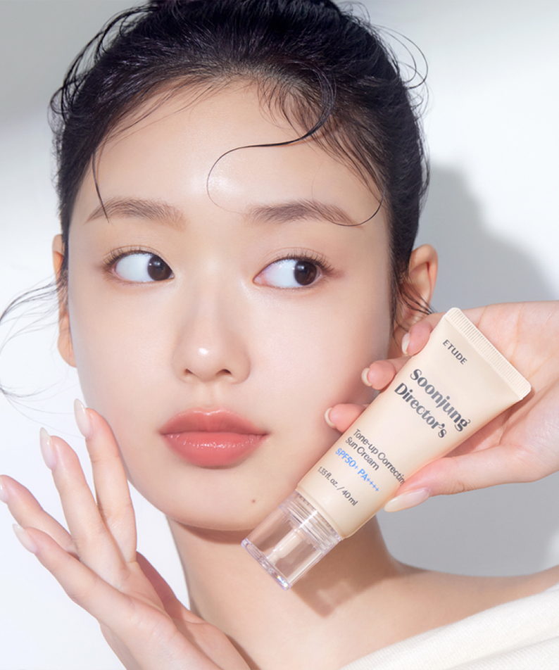 Femme tenant le ETUDE Pure Director Tone-Up Correction Sunscreen Planning Set SPF50+/PA++++, protection solaire et correction du teint.