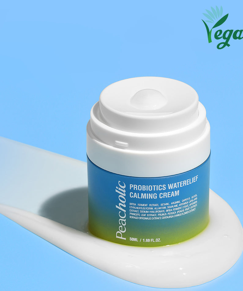 PEACHOLIC  Probiotics Water Relief Calming Cream 50ml, pot sur socle blanc, visuel peau apaisée, fond bleu ciel.