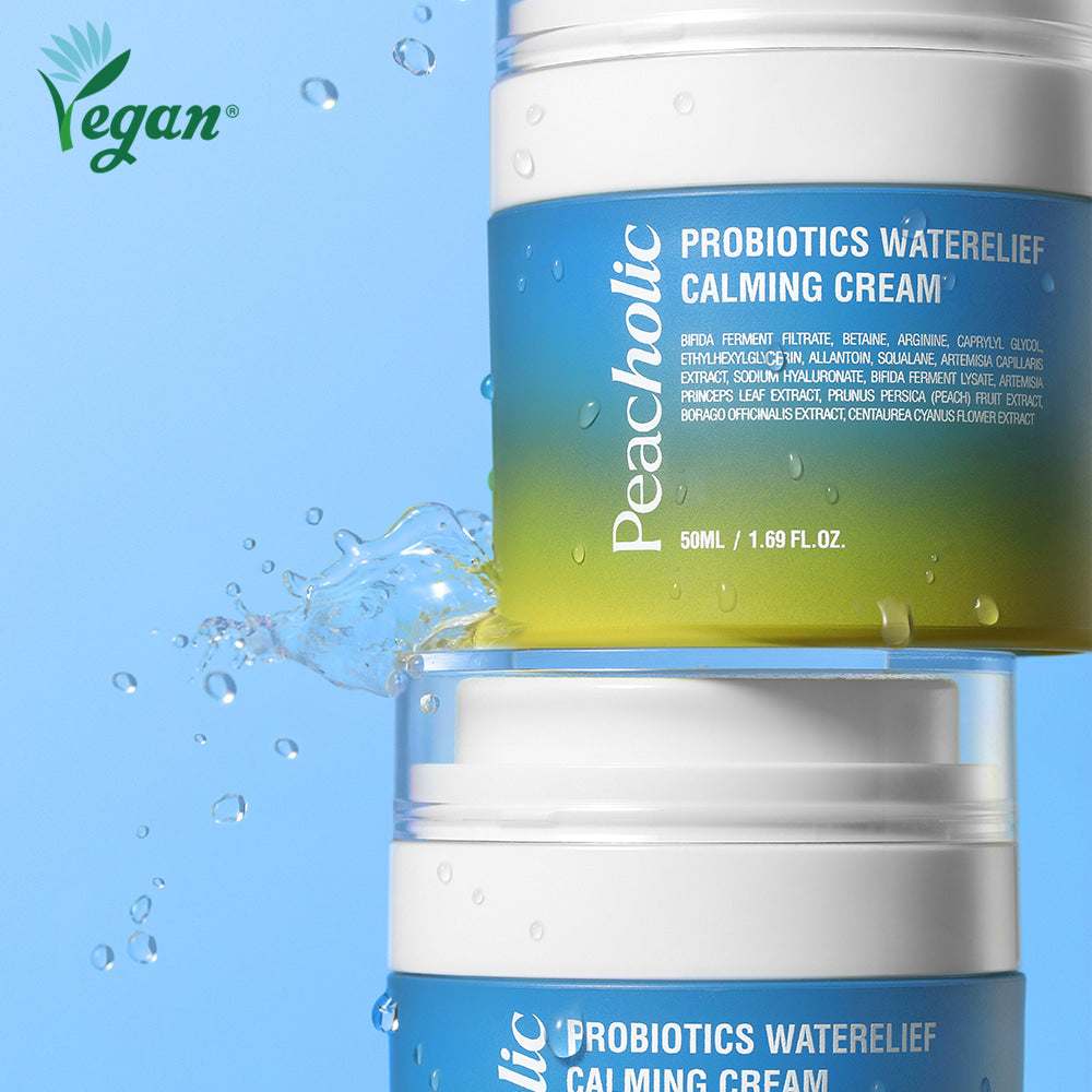 PEACHOLIC  Probiotics Water Relief Calming Cream 50ml, pot de crème sur fond bleu avec éclaboussures d’eau, marque visible.