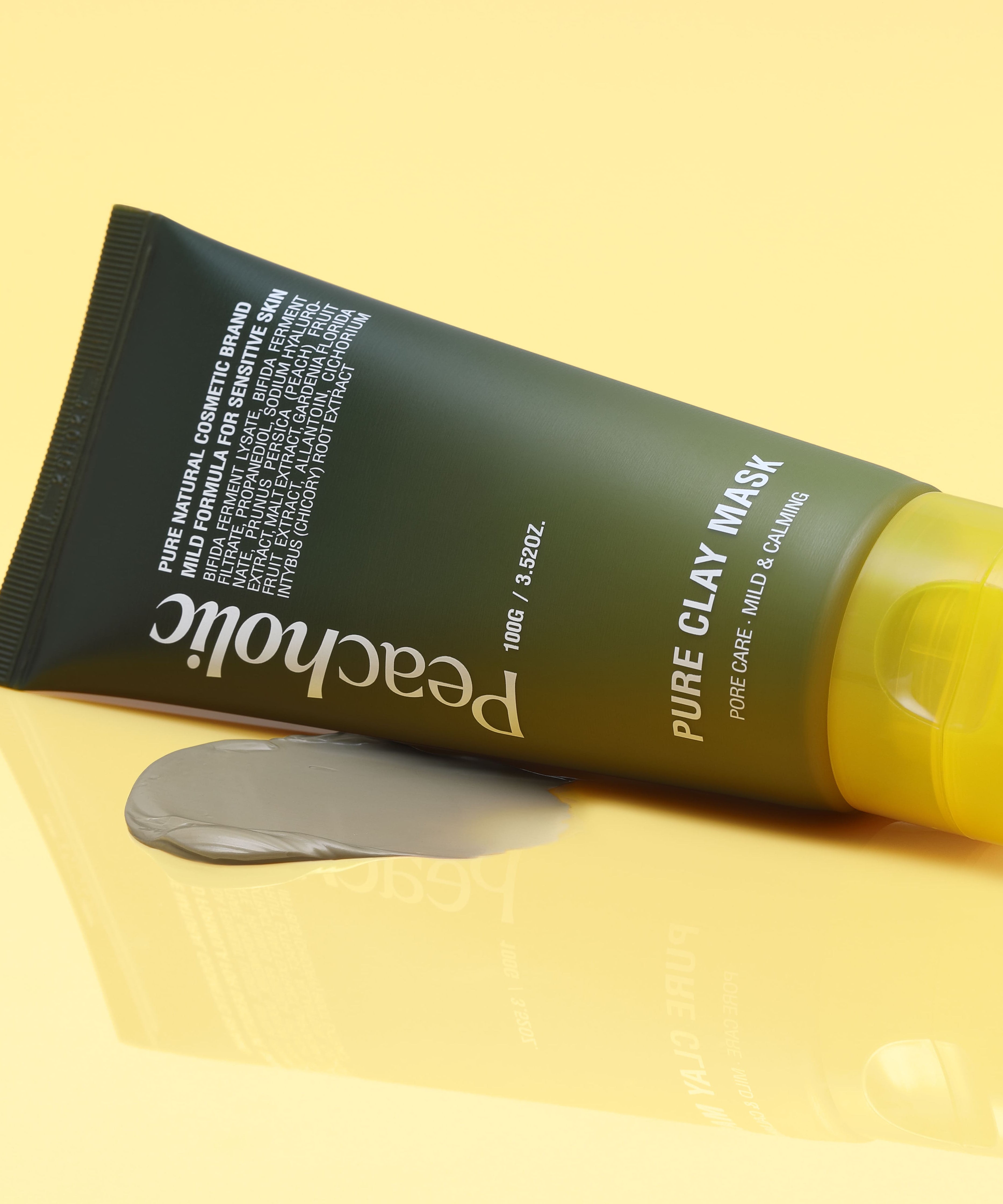PEACHOLIC  Pure Clay Mask 100ml, tube sur fond jaune, marque PEACHOLIC visible, contexte cosmétique beauté.
