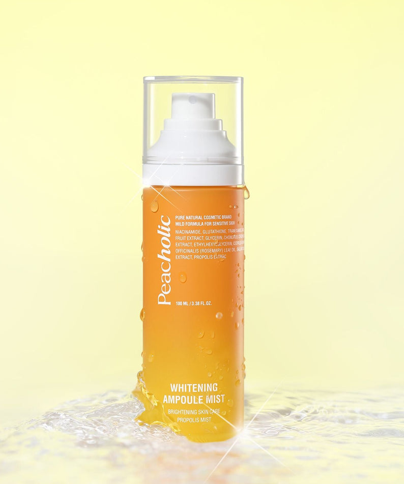 PEACHOLIC  Whitening Ampoule Mist 100ml, flacon brume blanche et gel orange sur fond jaune, visuel beauté.