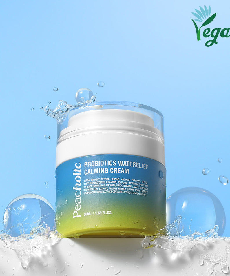 Crème apaisante PEACHOLIC Probiotics Water Relief Calming Cream 50ml, soin hydratant vegan avec probiotiques, flacon sur fond bleu.