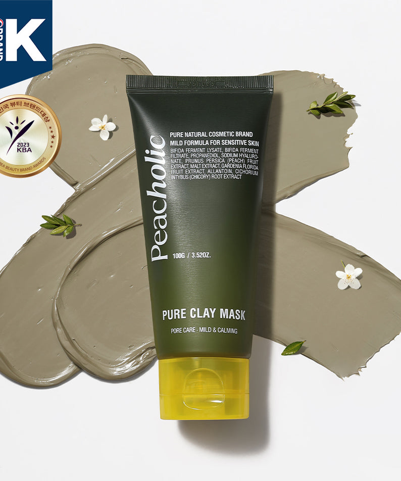 Tube de PEACHOLIC Pure Clay Mask 100ml posé sur une texture d'argile, idéal pour tous types de peau, hydratation et soin en profondeur.