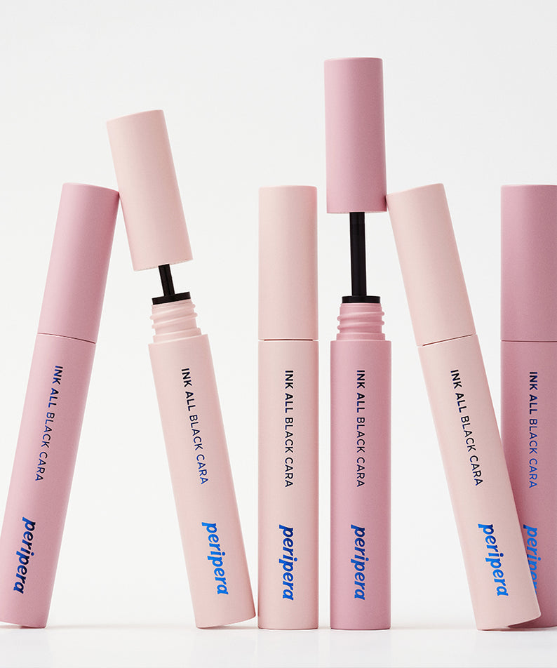 PERIPERA Ink All Black Cara de la marque PERIPERA sur fond clair, packaging rose et applicateur mascara en contexte maquillage.
