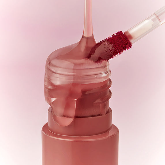 PERIPERA Ink Mood Glowy Tint : packaging et applicateur, texture glowy rosée sur fond rose, vue produit en gros plan.