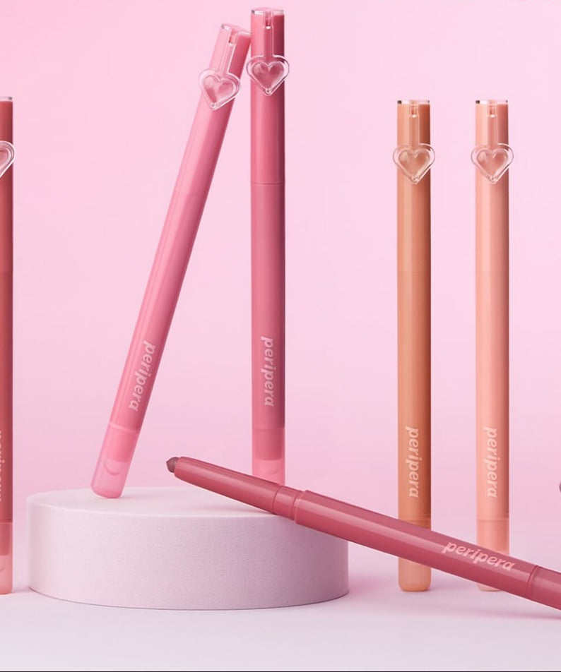 PERIPERA Puppy Plumping Dew Lip Pencil, gloss hydratant en tubes roses et nude sur fond rose pastel