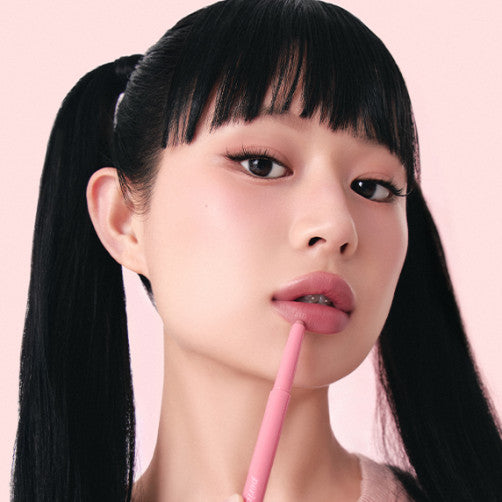 PERIPERA Puppy Plumping Dew Lip Pencil de la marque PERIPERA, vue maquillage lèvres avec crayon rose sur fond rose