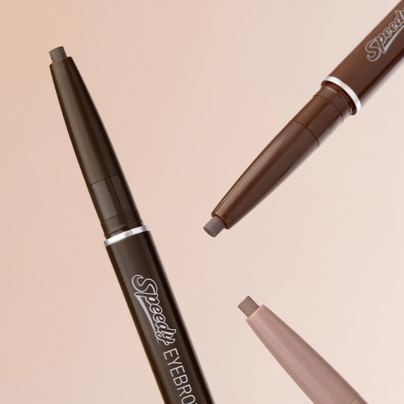 Décris l'image : PERIPERA Speedy Eyebrow Auto Pencil 25AD, crayons sourcils bruns sur fond clair, marque Speedy.