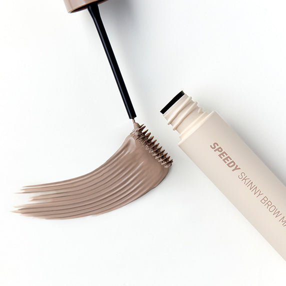 PERIPERA Speedy Skinny Brow Mascara : maquillage sourcils, brosse et texture couleur sur fond clair, tube visible.