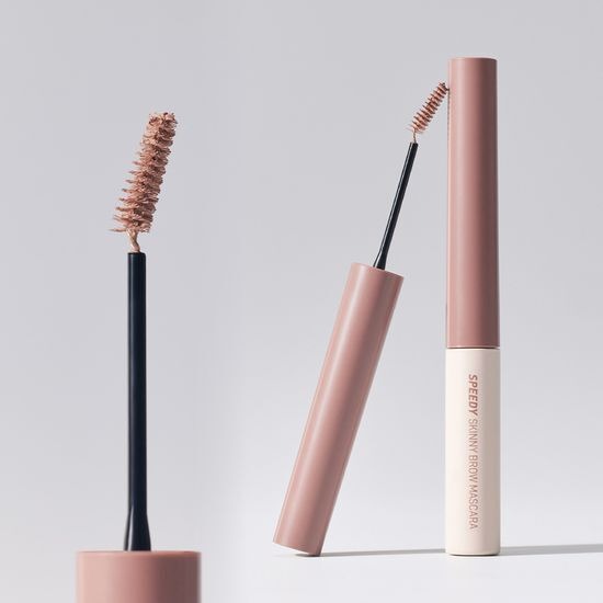 PERIPERA Speedy Skinny Brow Mascara de la marque PERIPERA : brosse et tube rose sur fond gris, photo produit.