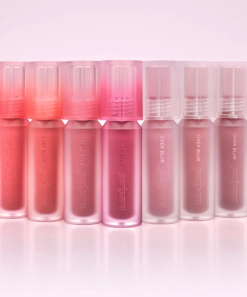 PERIPERA Over Blur Tint, pack de gloss roses en vitrine sur fond pastel, gamme de la marque PERIPERA.