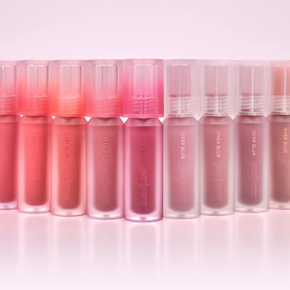 PERIPERA Over Blur Tint, pack de gloss roses en vitrine sur fond pastel, gamme de la marque PERIPERA.