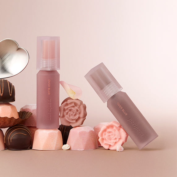 PERIPERA Over Blur Tint, pack et teinte sur fond rose, marque PERIPERA, ambiance beauté douce et décor fleurs