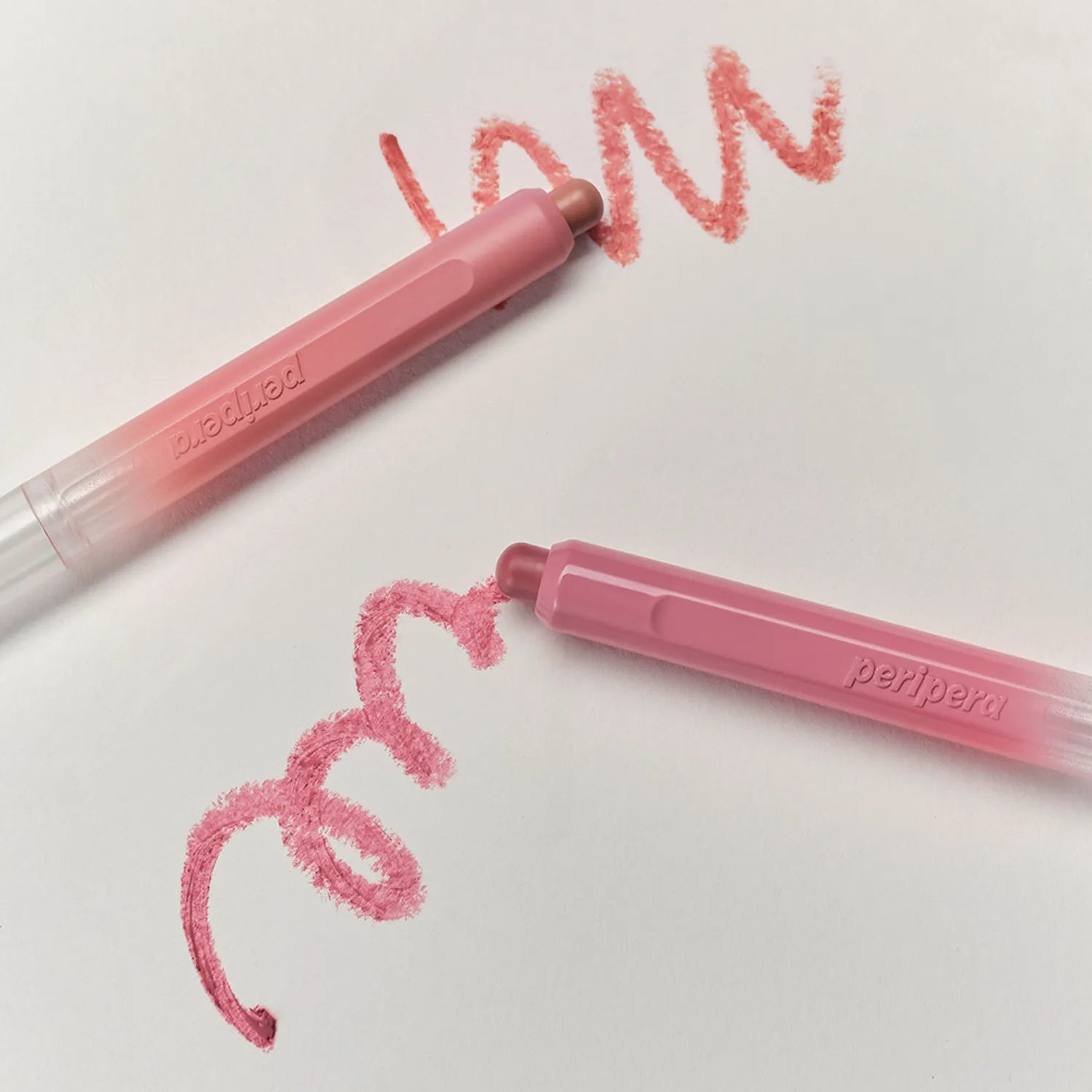 PERIPERA Slip On My Lip, sur fond clair, photo produit maquillage lèvres avec marque PERIPERA et texture rosée