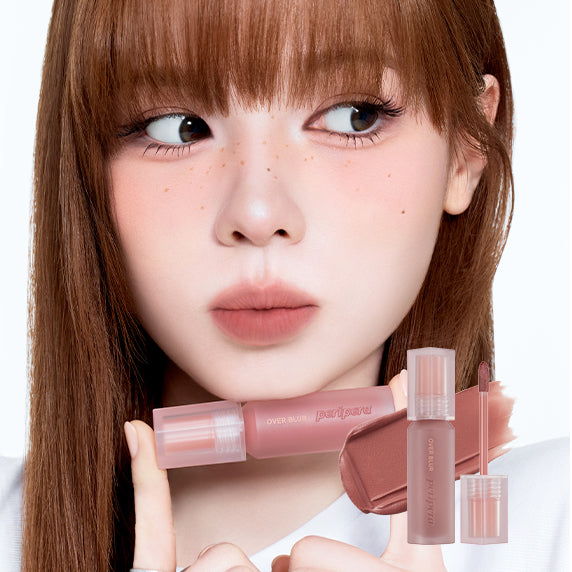 PERIPERA Over Blur Tint de la marque PERIPERA, maquillage lèvres et teint flouté sur modèle, pack rose.