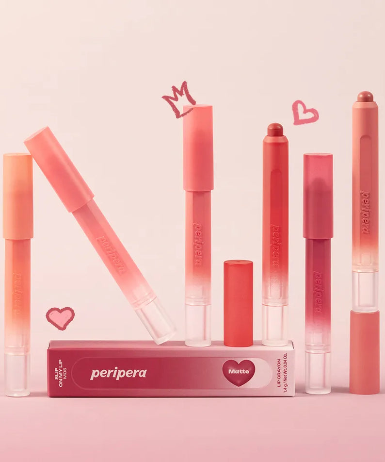 PERIPERA Slip On My Lip, rouges à lèvres brillants en teintes nude/rose, sur fond rose pastel avec cœurs.