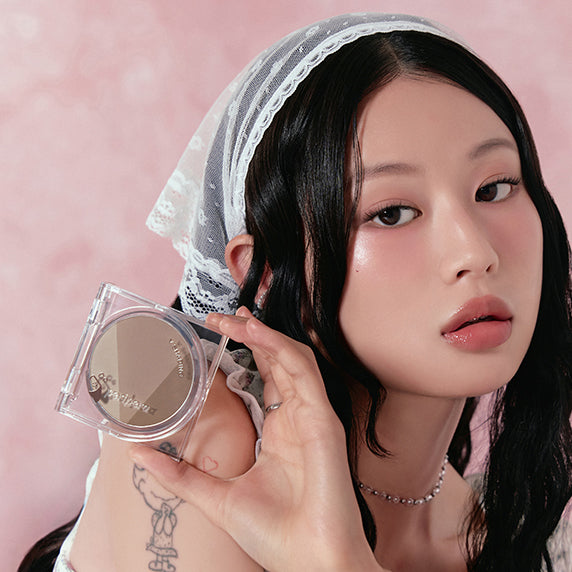 PERIPERA Ink V-Shading par la marque PERIPERA, maquillage lèvres et yeux sur modèle au voile, fond rose.