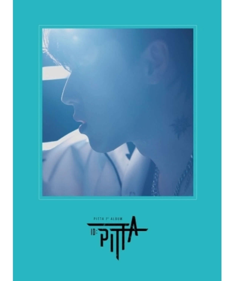 PITTA - 1st Album [ID: PITTA] - Album Kpop : pochette bleue avec portrait du chanteur PITTA, style photo rétro.