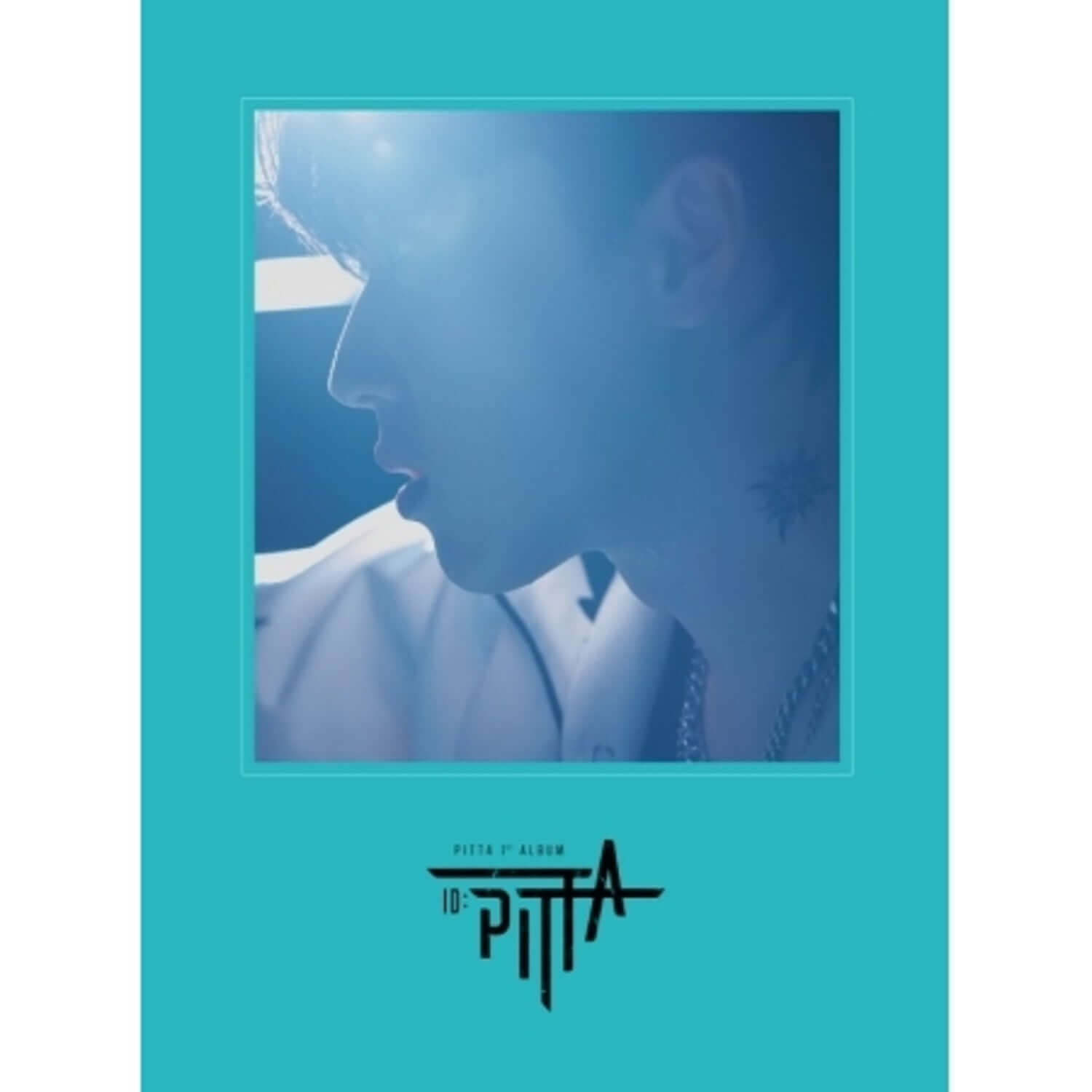 PITTA - 1st Album [ID: PITTA] - Album Kpop : pochette bleue avec portrait du chanteur PITTA, style photo rétro.