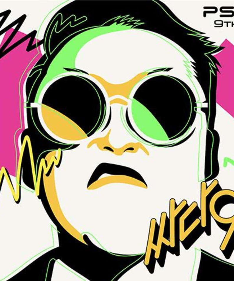 PSY - [9] - Album Kpop, visuel PSY avec casque vert et lunettes, fond rose, cover 9th.
