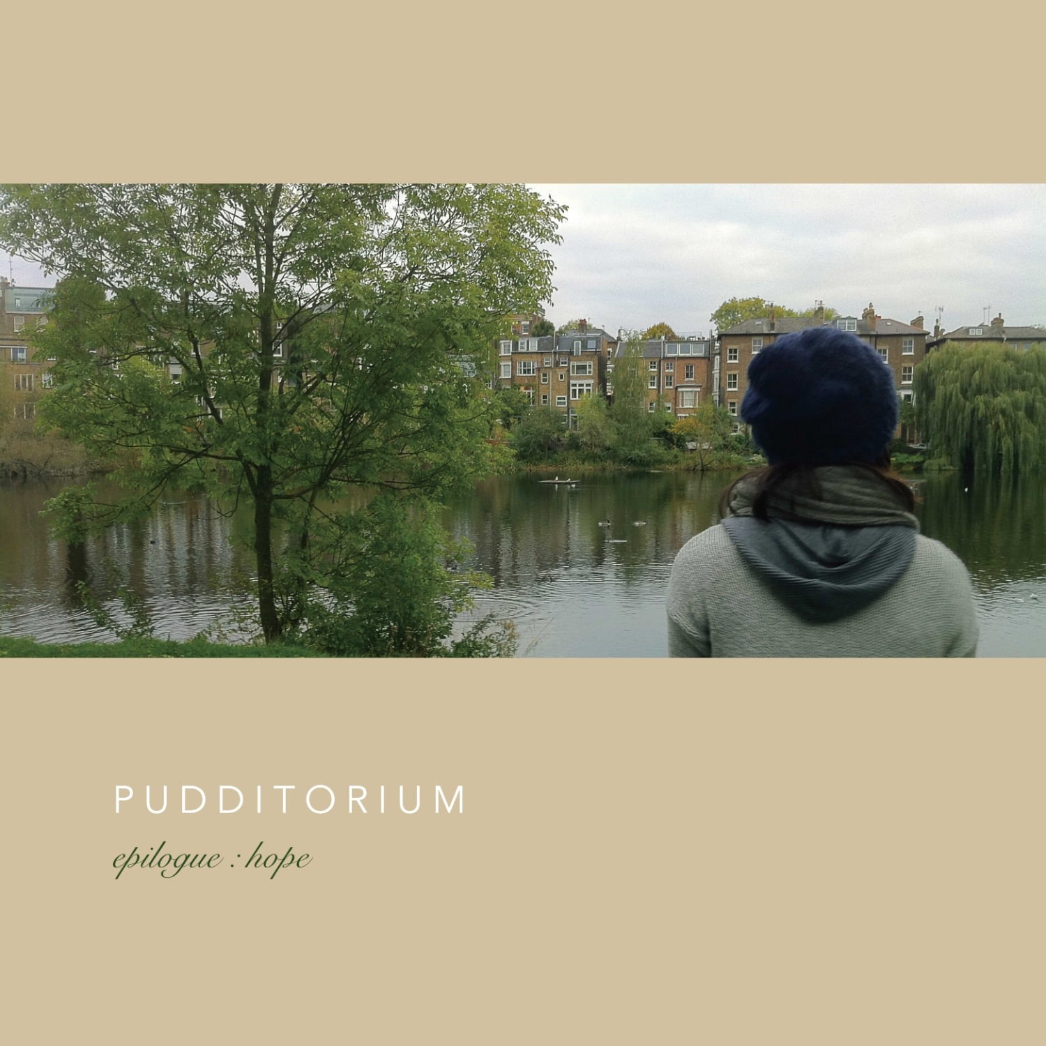 PUDDITORIUM - [Epilogue : Hope] - Album Kpop : paysage lac et ville, personne de dos, couverture éditée PUDDITORIUM.