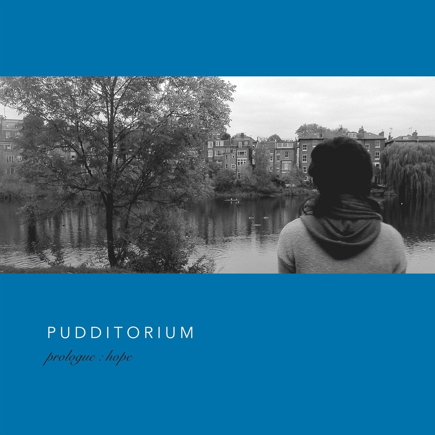 PUDDITORIUM - [Prologue : Hope] - Album Kpop, couverture avec rivière urbaine en noir et bleu, fan en arrière-plan.