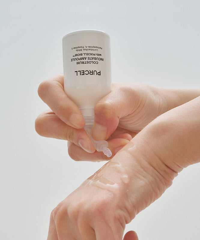 PURCELL Colostrum Incubation Ampoule 30mL de la marque PURCELL, ampoule blanche tenue dans les mains sur fond clair.