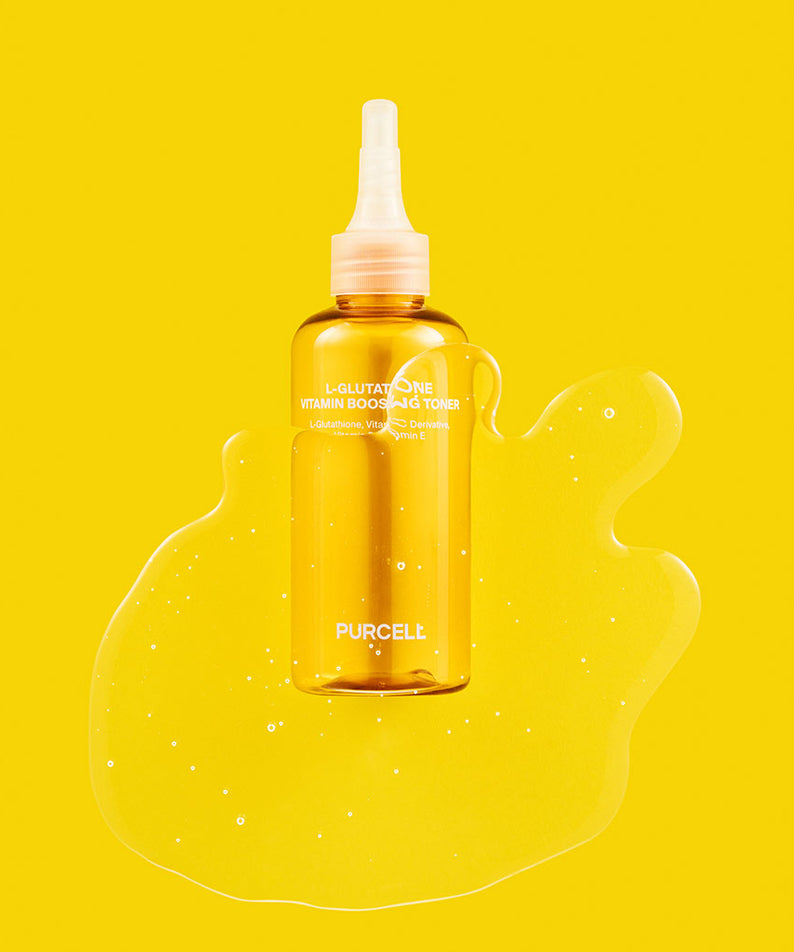 PURCELL L-Glutathione Vitamin Boosting Toner 150mL PURCELL, flacon ambre sur fond jaune, gouttes de toner, visuel cosmétique.