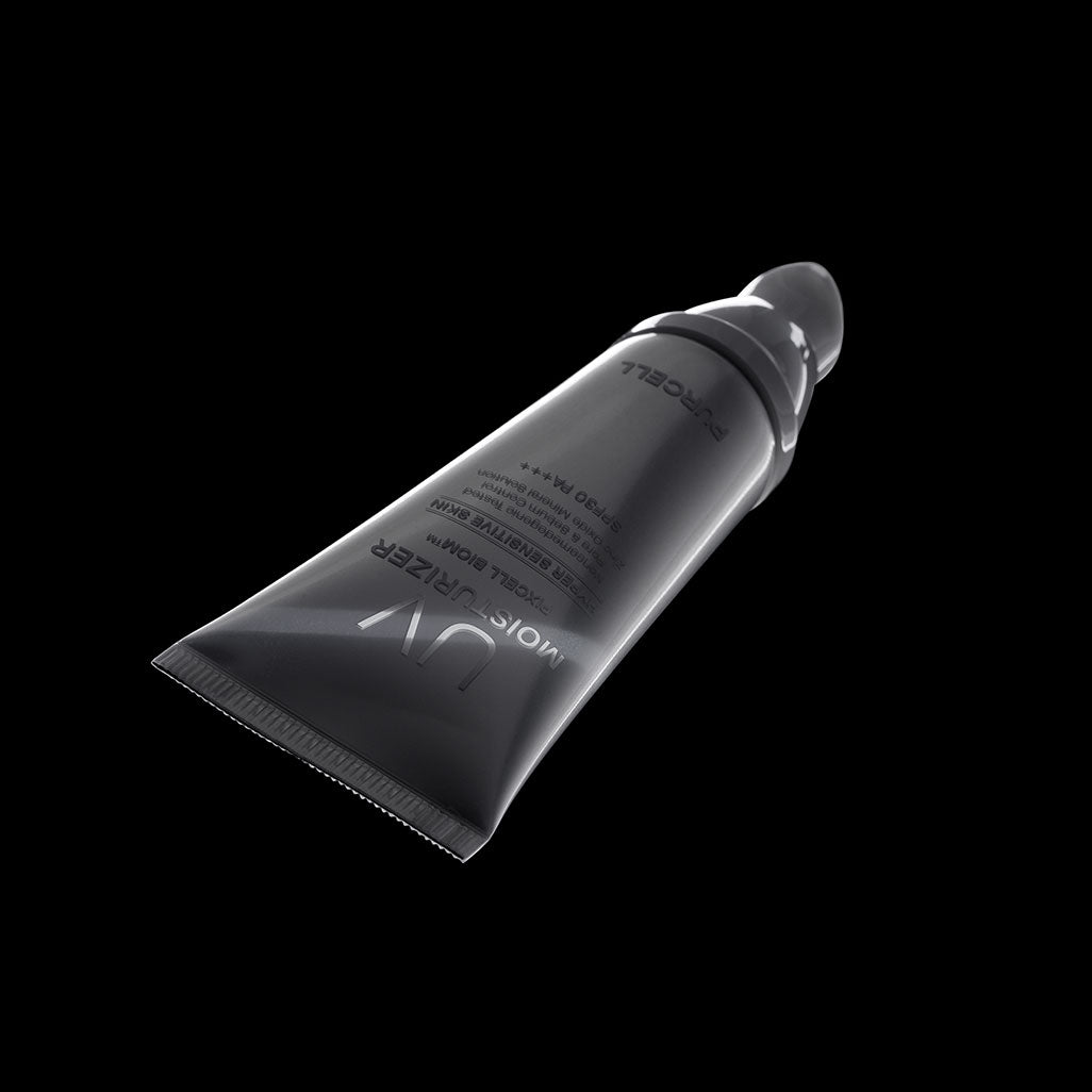 Photo produit PURCELL PixelBiome™ UV Moisturizer 40mL, tube noir PURCELL sur fond sombre, éclairage studio.