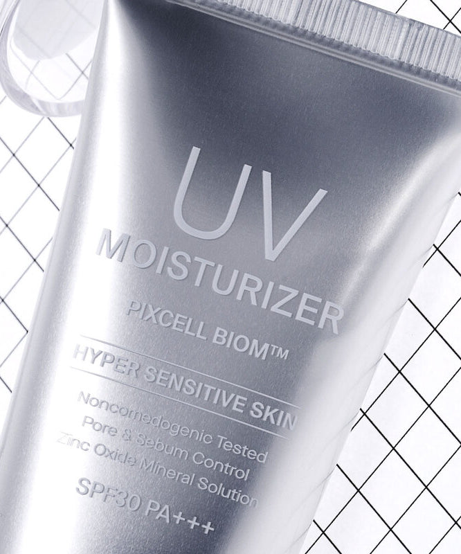 PURCELL PixelBiome™ UV Moisturizer 40mL, tube UV hydratant PURCELL sur fond graphique quadrillé, contexte cosmétique