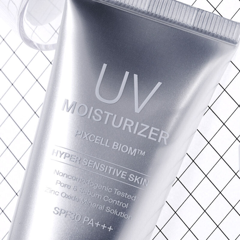 PURCELL PixelBiome™ UV Moisturizer 40mL, tube UV hydratant PURCELL sur fond graphique quadrillé, contexte cosmétique