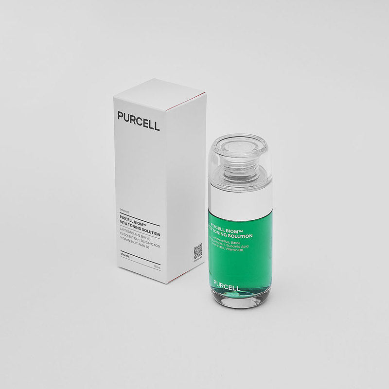 Décris l'image en français : PURCELL PixelBiome™ Vita Toning Solution 120mL de la marque PURCELL, flacon et boîte sur fond clair.