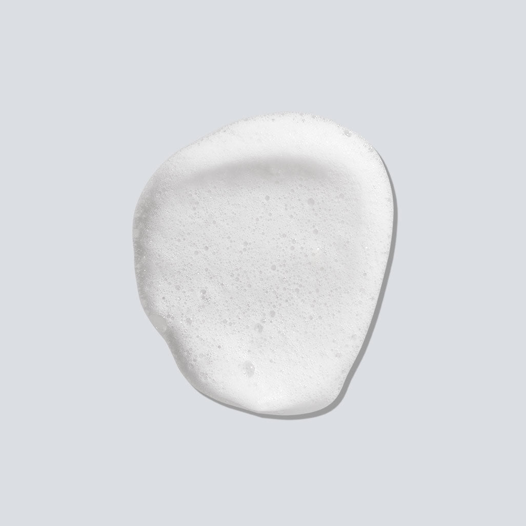 Décris l'image en français : PURCELL Pixelform Scalp Barrier Shampoo 280ml de PURCELL, crème mousse blanche sur fond clair.