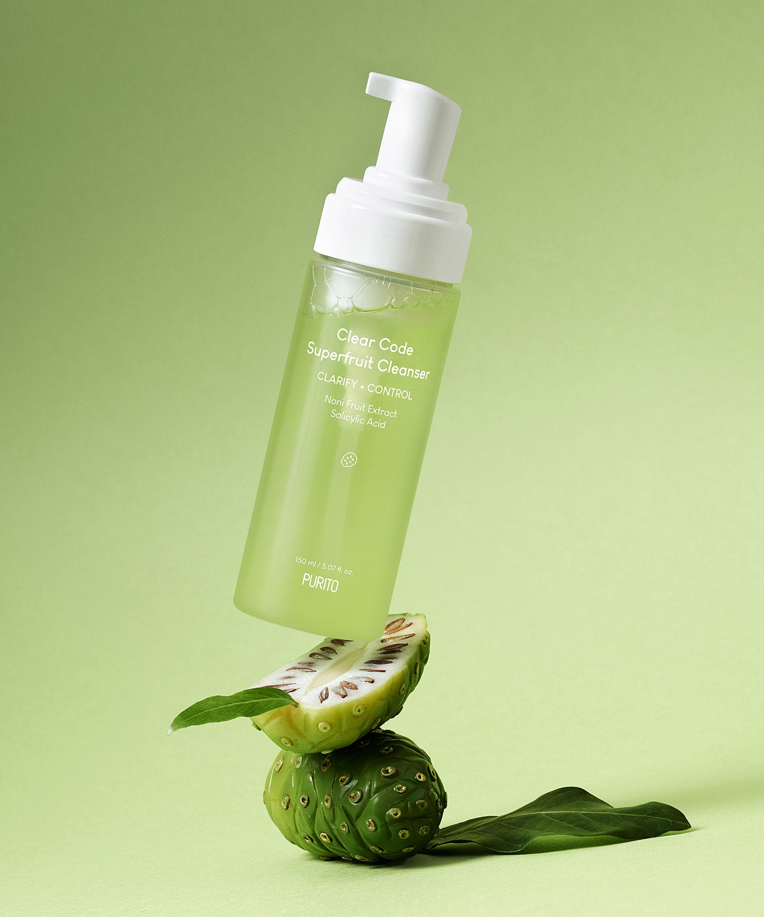 PURITO Clear Code Superfruit Cleanser 150ml, bouteille verte sur fond vert avec superfruit et feuilles.