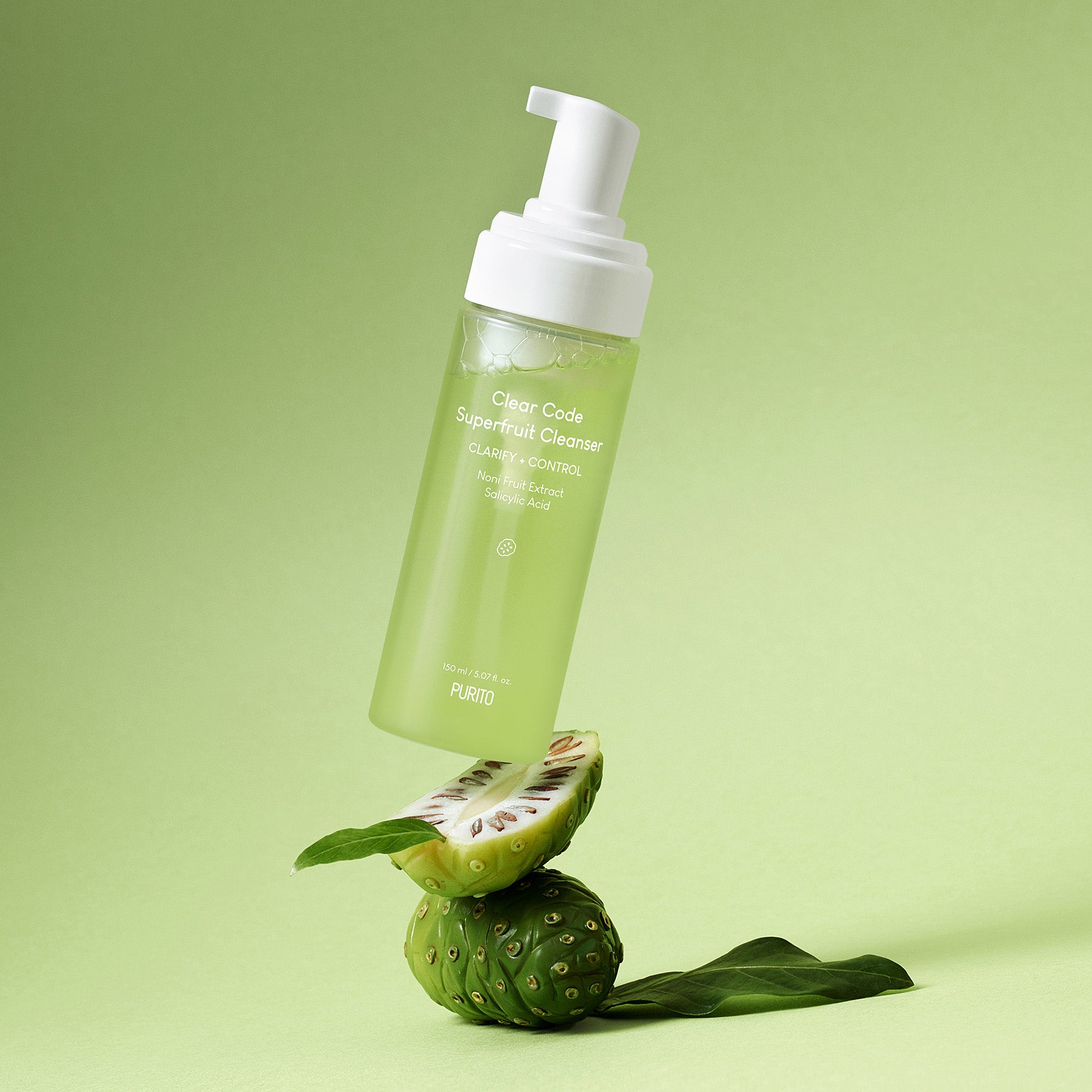 PURITO Clear Code Superfruit Cleanser 150ml, bouteille verte sur fond vert avec superfruit et feuilles.