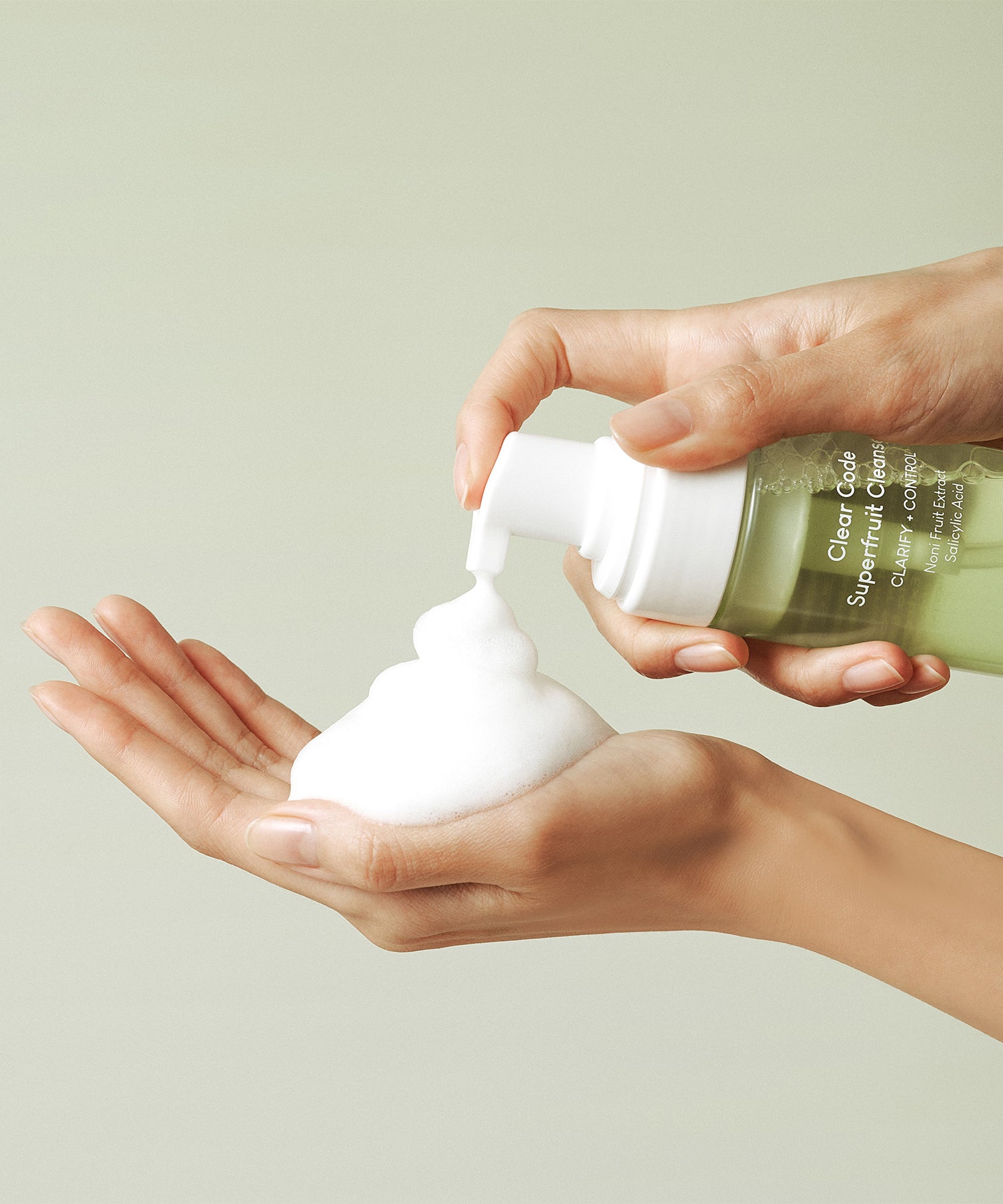 PURITO Clear Code Superfruit Cleanser 150ml, main versant nettoyant visage; bouteille PURITO sur fond clair