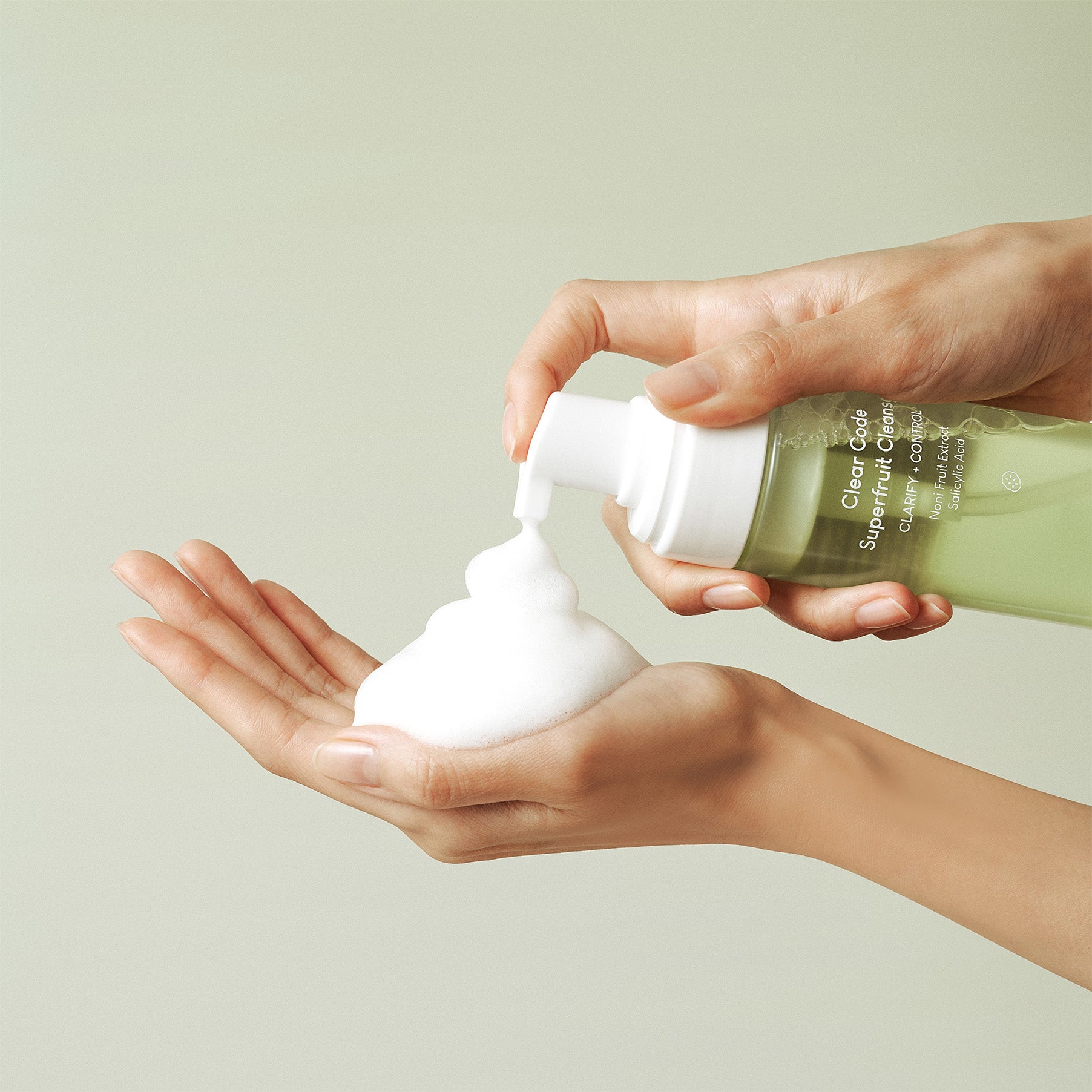 PURITO Clear Code Superfruit Cleanser 150ml, main versant nettoyant visage; bouteille PURITO sur fond clair