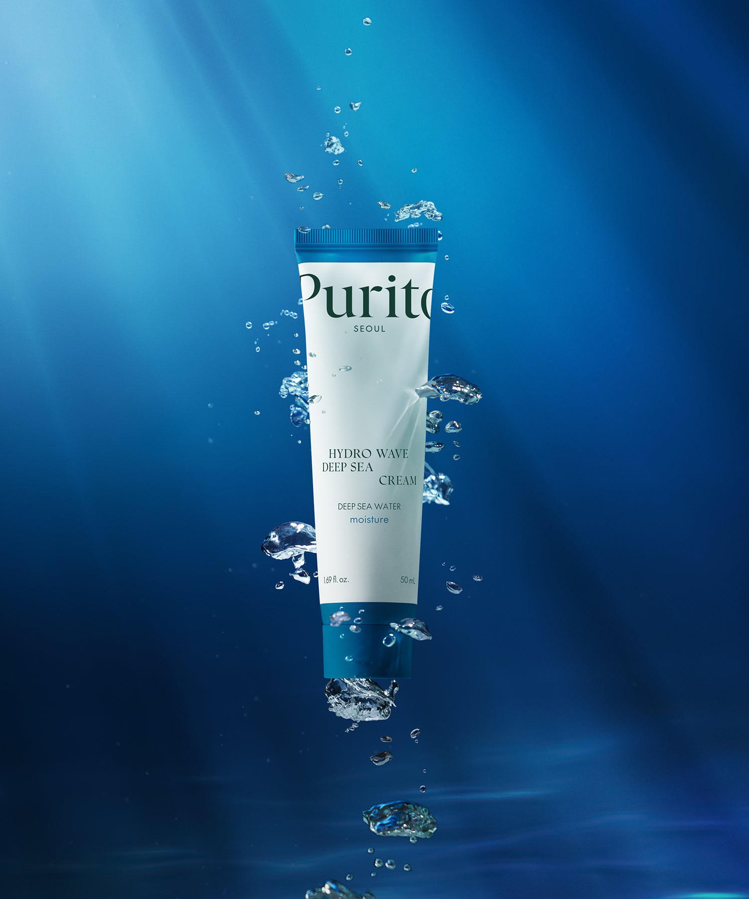 Décris l'image en français : PURITO Hydro Wave Deep Sea Cream 50ml de Purito, tube bleu avec éclaboussures d'eau