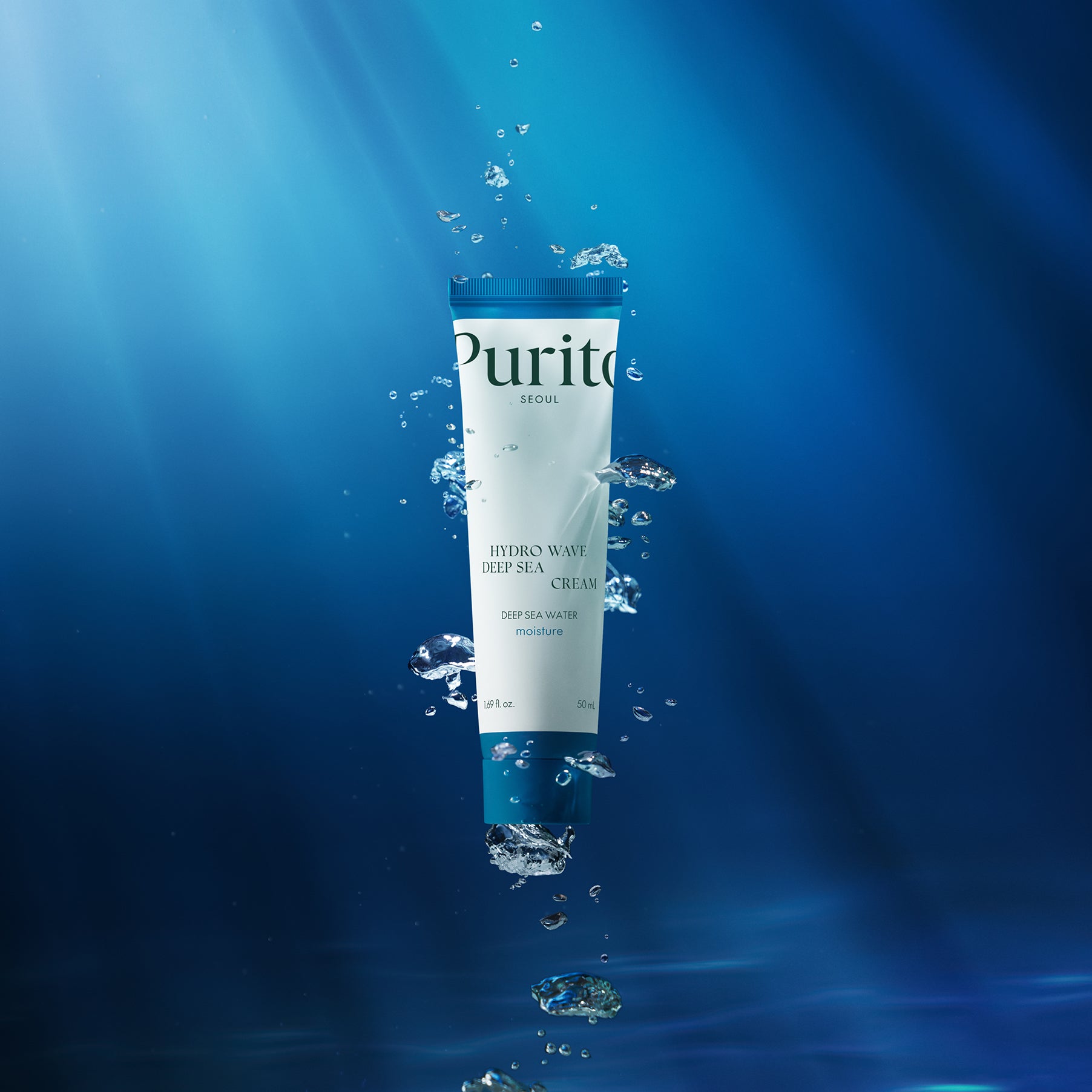 Décris l'image en français : PURITO Hydro Wave Deep Sea Cream 50ml de Purito, tube bleu avec éclaboussures d'eau