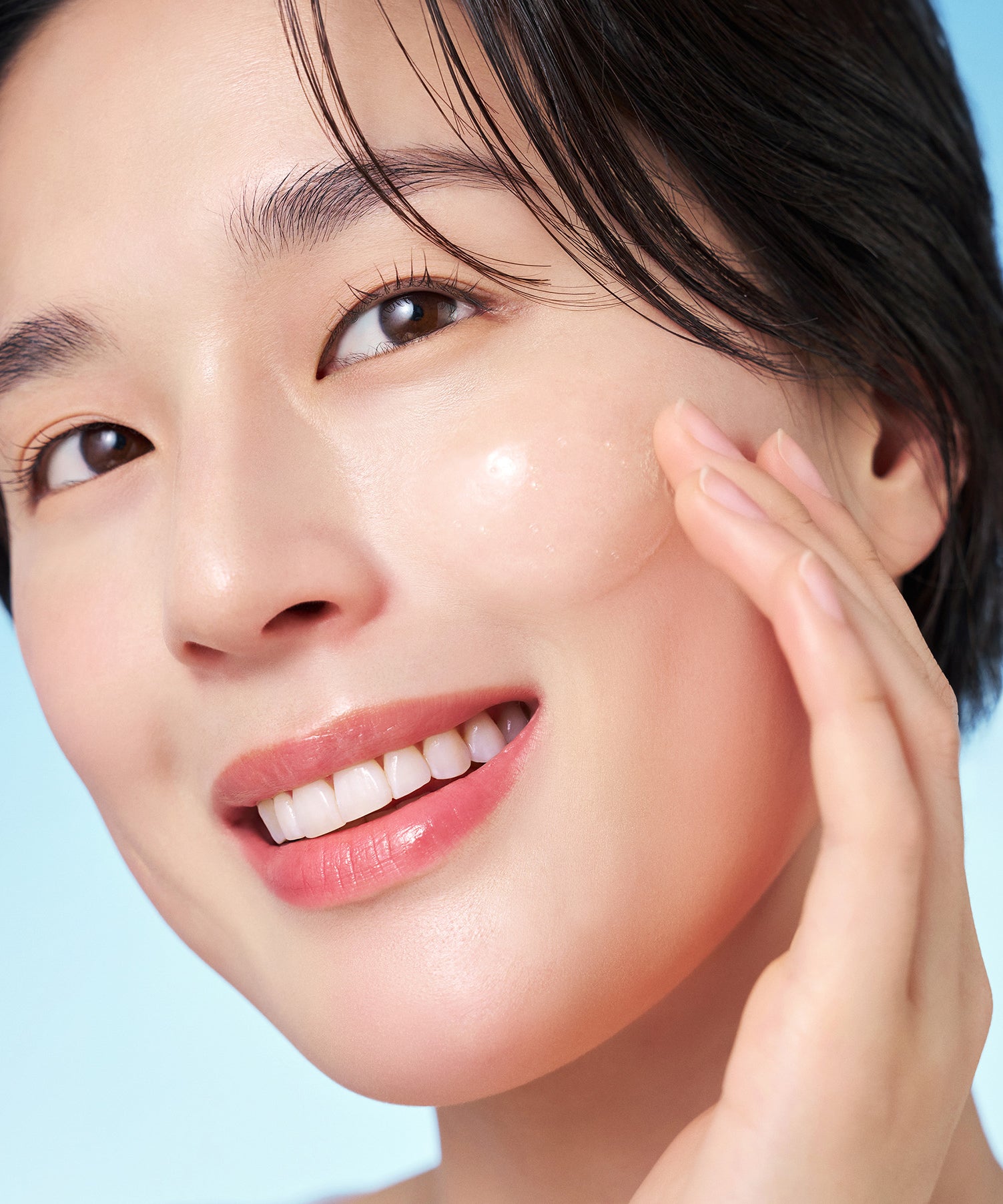 PURITO Hydro Wave Deep Sea Serum 60ml, peau hydratée, visage souriant sur fond bleu, sérum de la marque PURITO