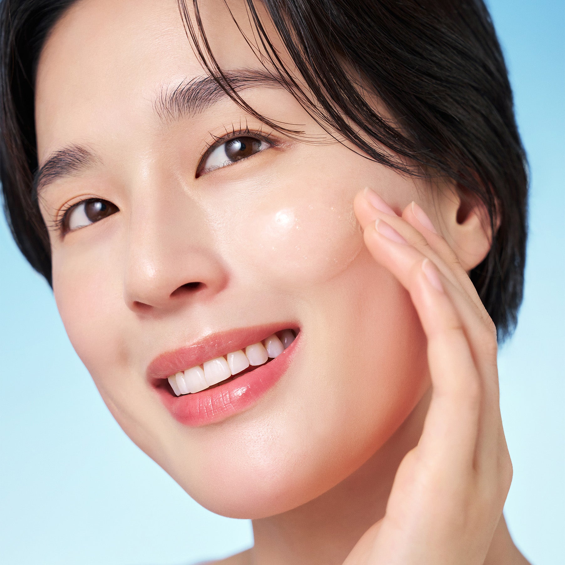 PURITO Hydro Wave Deep Sea Serum 60ml, peau hydratée, visage souriant sur fond bleu, sérum de la marque PURITO