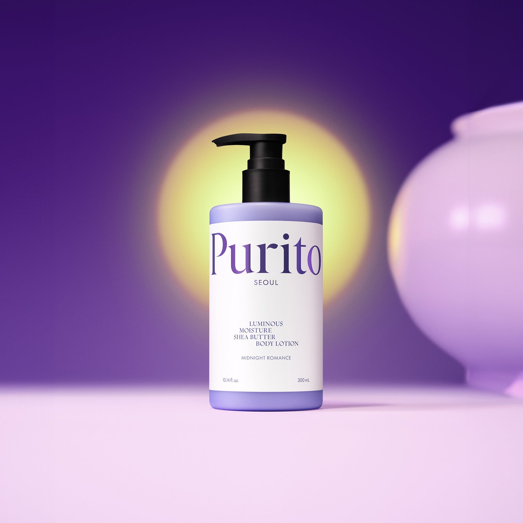 PURITO Luminous Moisture Shea Butter Body Lotion 300ml, flacon sur fond violet, ambiance soin beauté en français