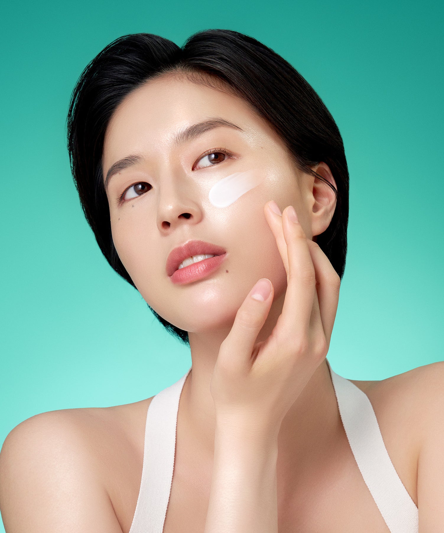 PURITO Mighty Bamboo Panthenol Cream 100ml, femme appliquant la crème, visuel beauté sur fond turquoise, produit PURITO