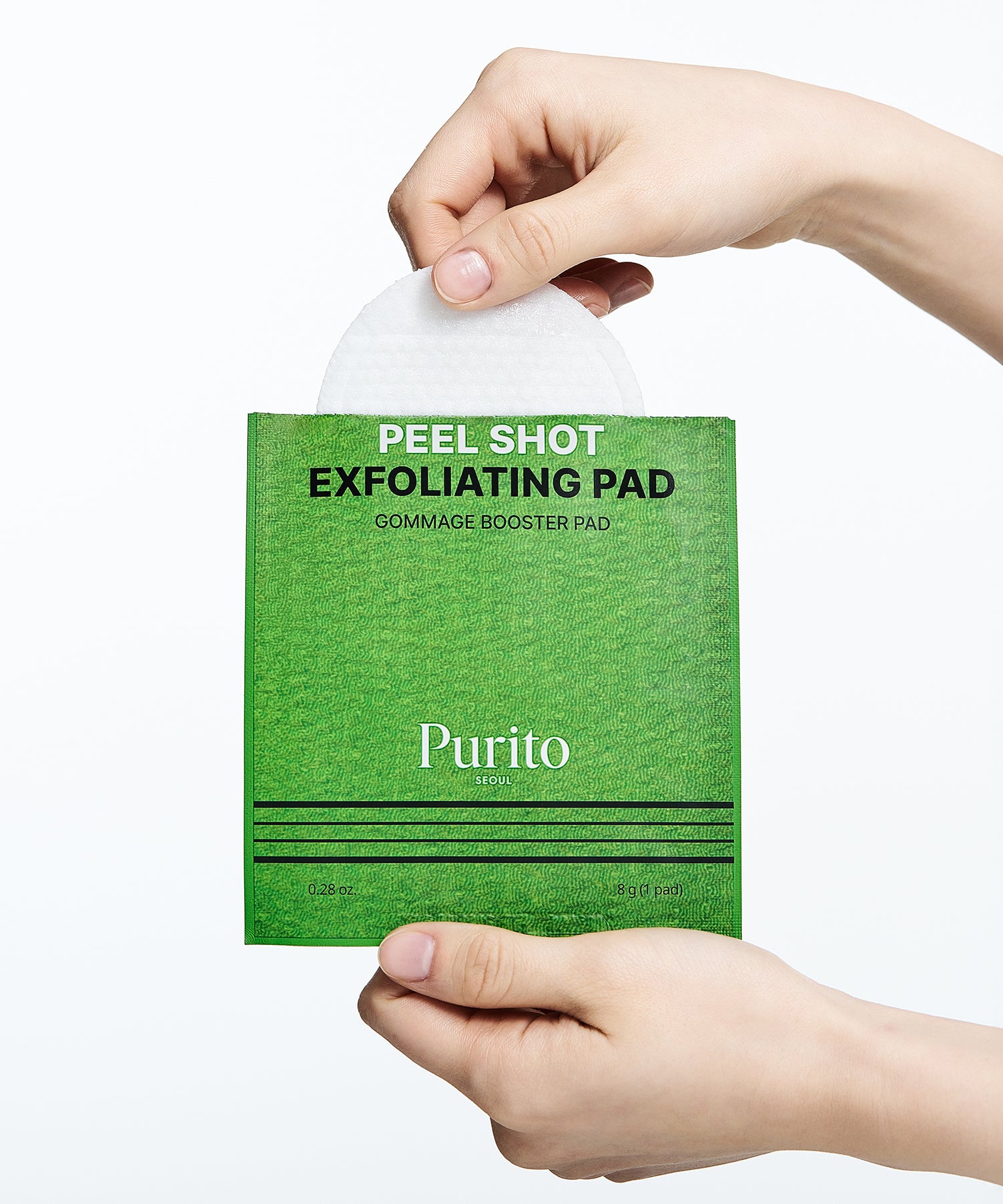 PURITO Peel Shot Exfoliting Pad 64g 8 Pads : boîte verte tenue par des mains, produit de marque PURITO sur fond clair.