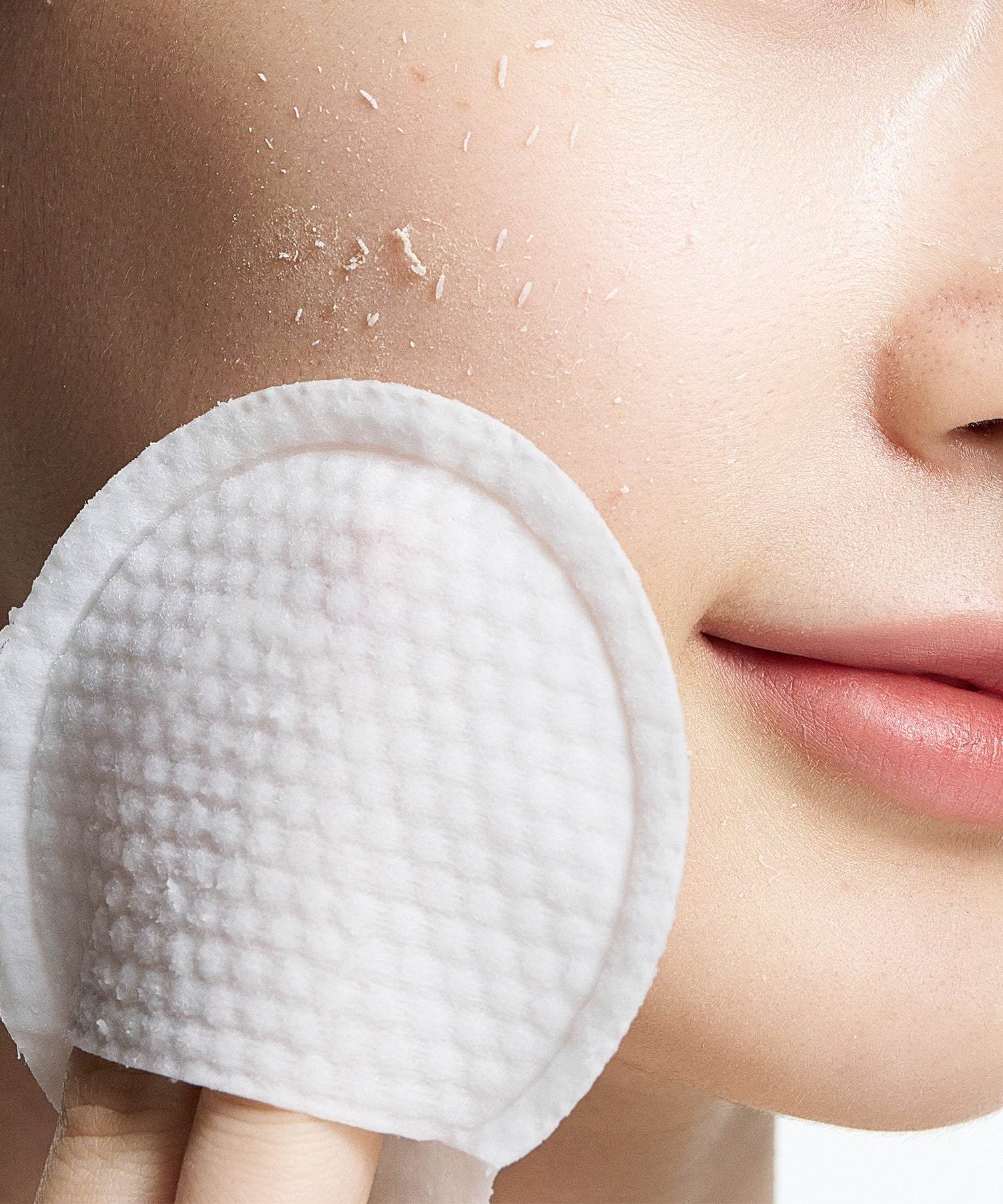 PURITO Peel Shot Exfoliting Pad 64g 8 Pads : gros plan d’un pad exfoliant sur le visage, peau lumineuse, PURITO