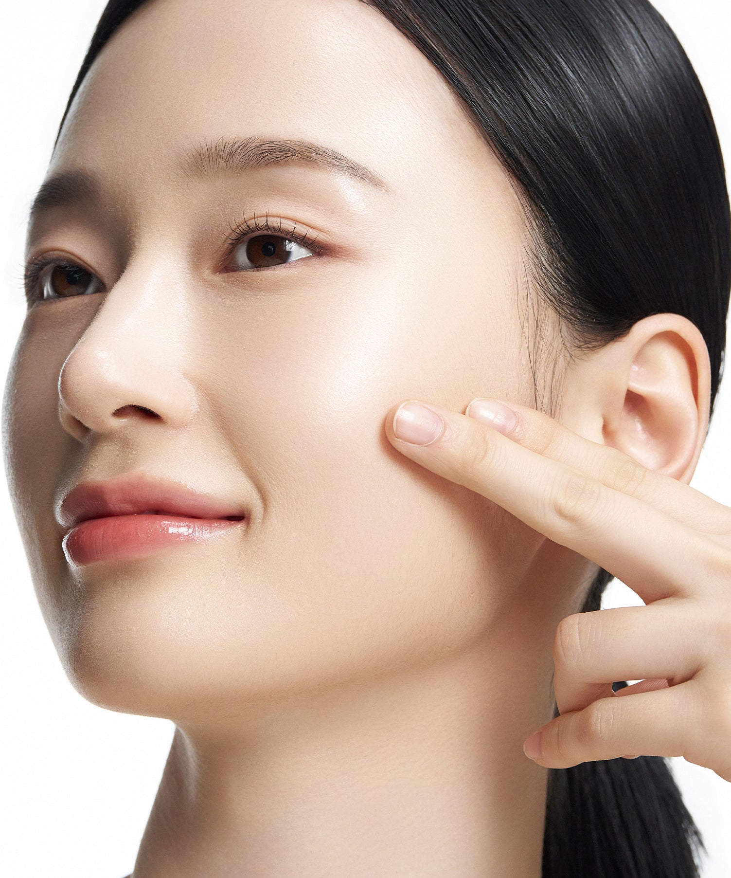 PURITO Peel Shot Exfoliting Pad 64g 8 Pads sur la joue d’une femme, marque PURITO, application exfoliante visuelle
